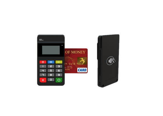 Κινητό POS τερματικό με τον αναγνώστη καρτών NFC που επικοινωνούν με το μπλε δόντι Mpos